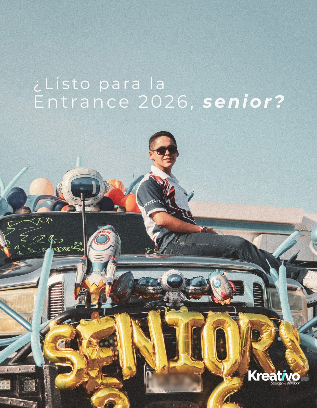 ¿Listo para la Entrance 2026, senior? — un senior sentado sobre una camioneta decorada con globos dorados que forman la palabra SENIOR.