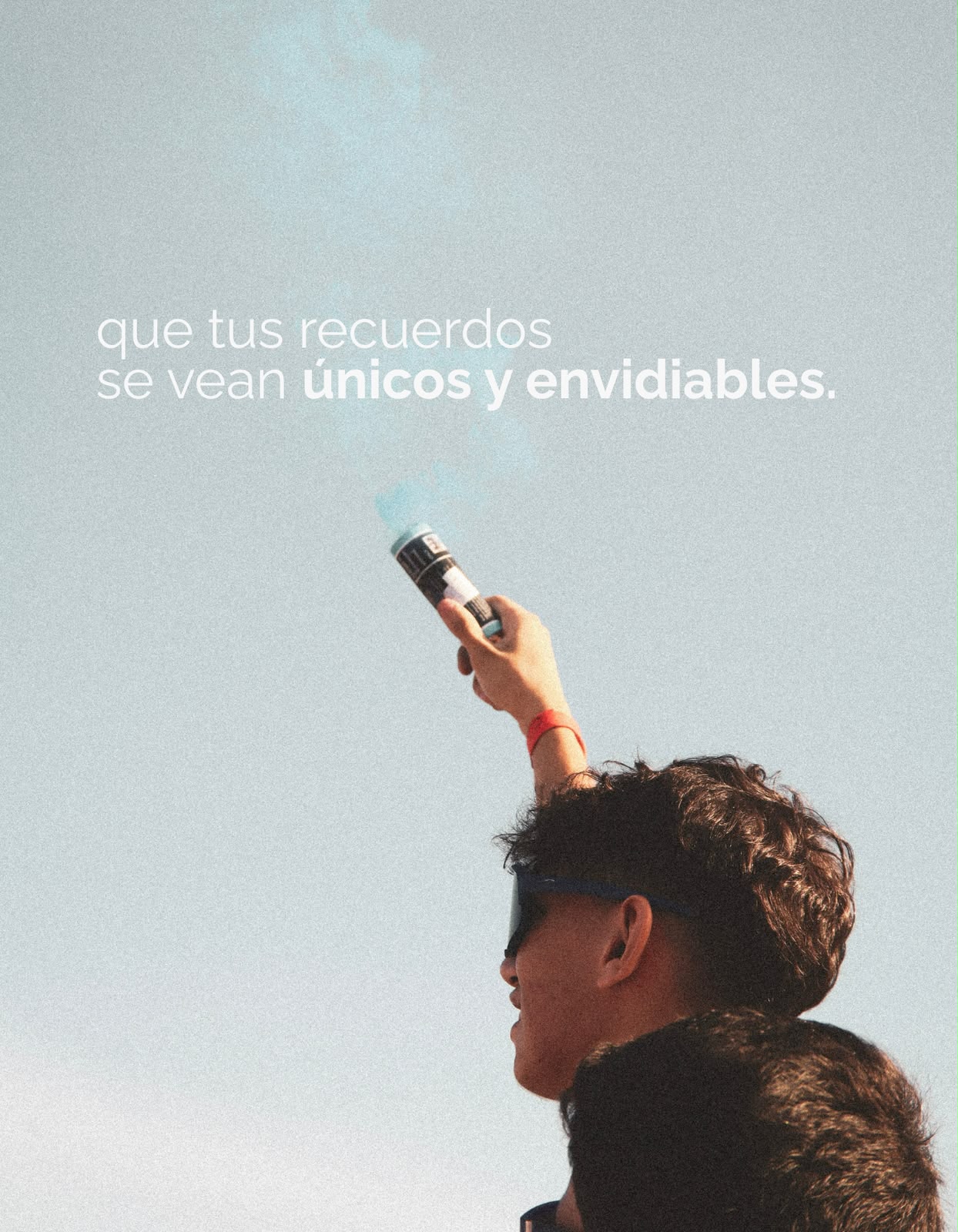 Que tus recuerdos se vean únicos y envidiables. — un senior levantando un humo de color contra el cielo.