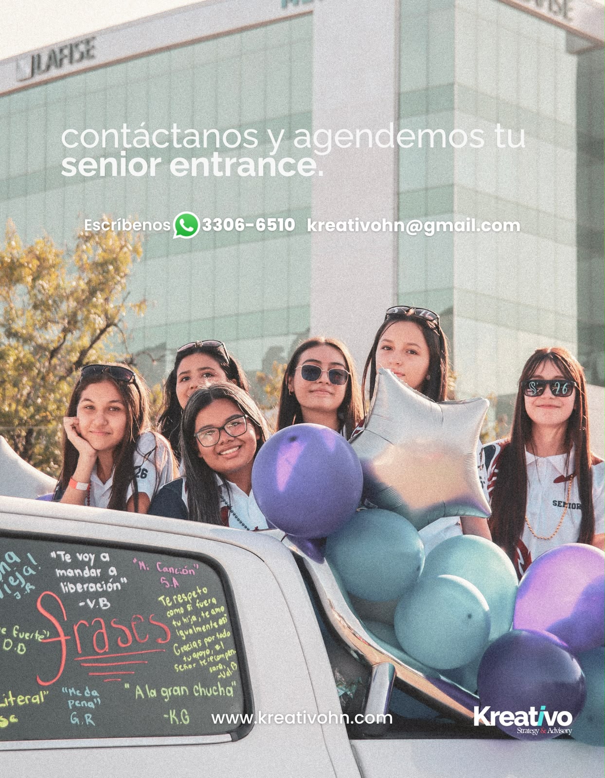 Contáctanos y agendemos tu senior entrance. Escríbenos al 3306-6510 o kreativohn@gmail.com — un grupo de seniors posando junto a un carro con frases escritas en los vidrios.